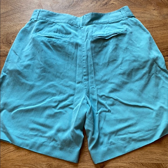 Gorgeous Tommy Bahama silk shorts - Picture 3 of 3